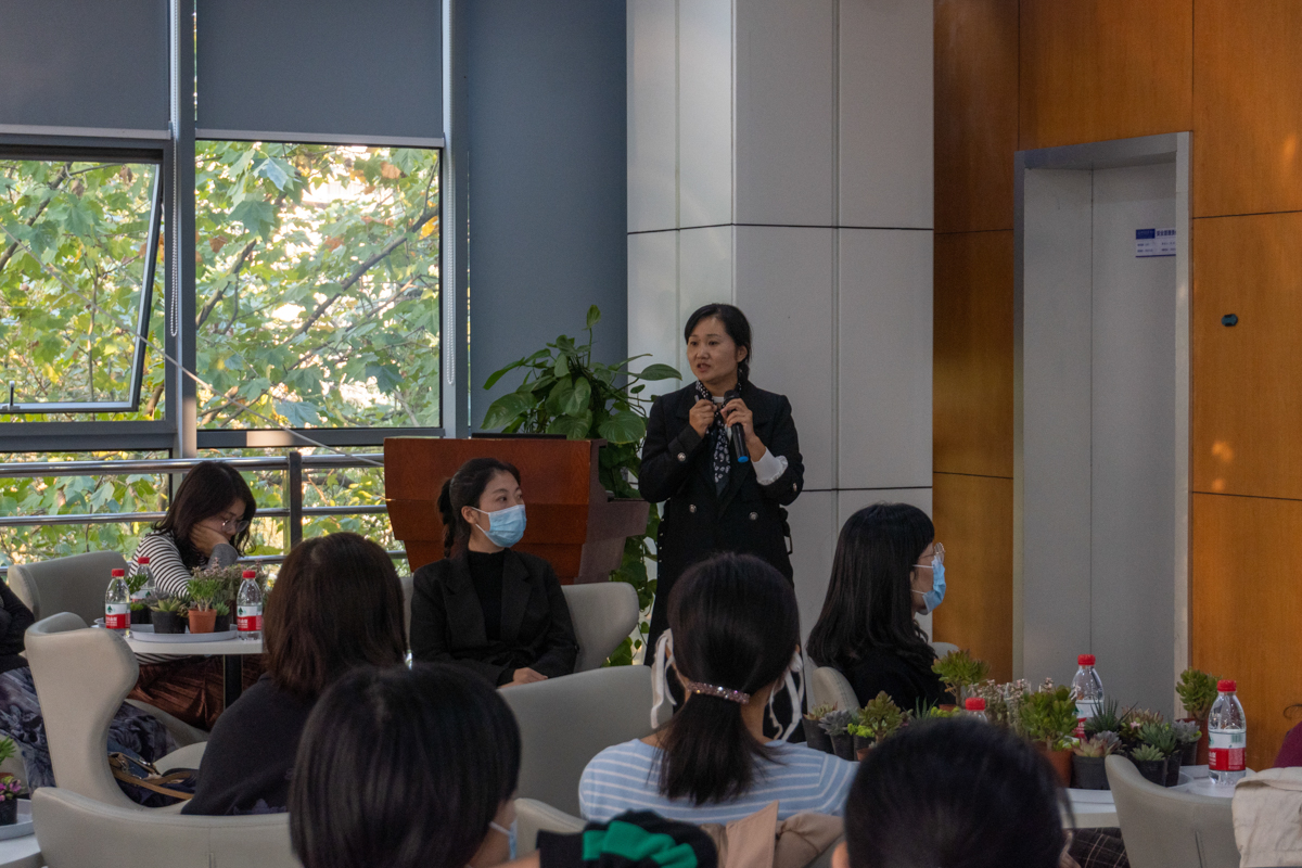 王砚副教授与参与活动的其他老师交谈（学通社记者 刘锦 摄）