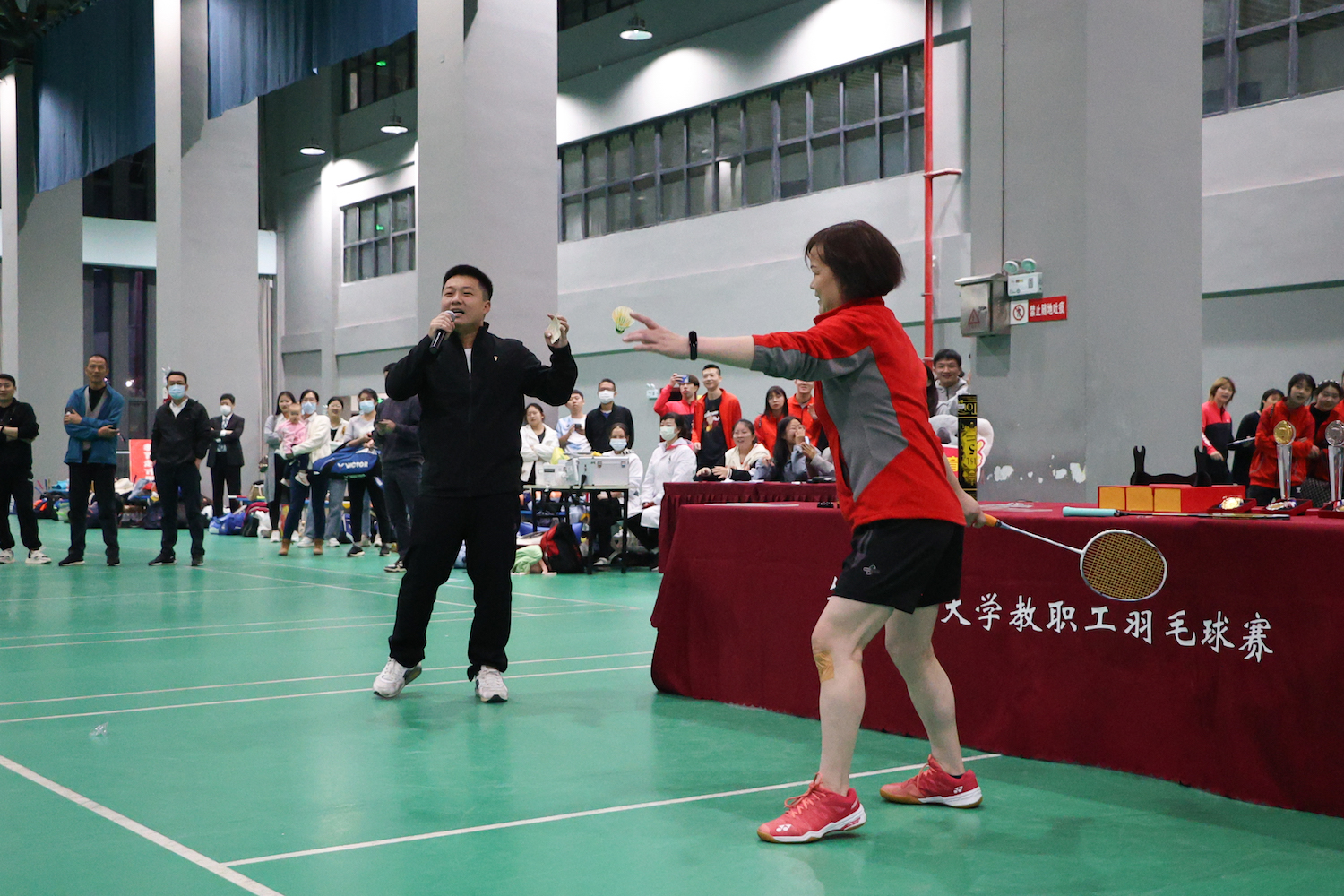 中奖教职工代表发幸运彩球(学通社记者 周全 摄)